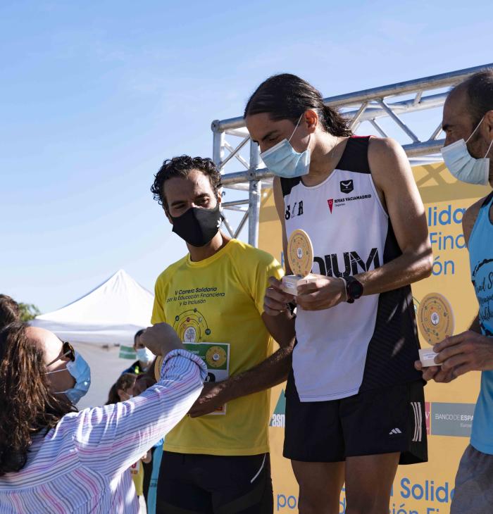 Fotografía del podio ganador de la carrera