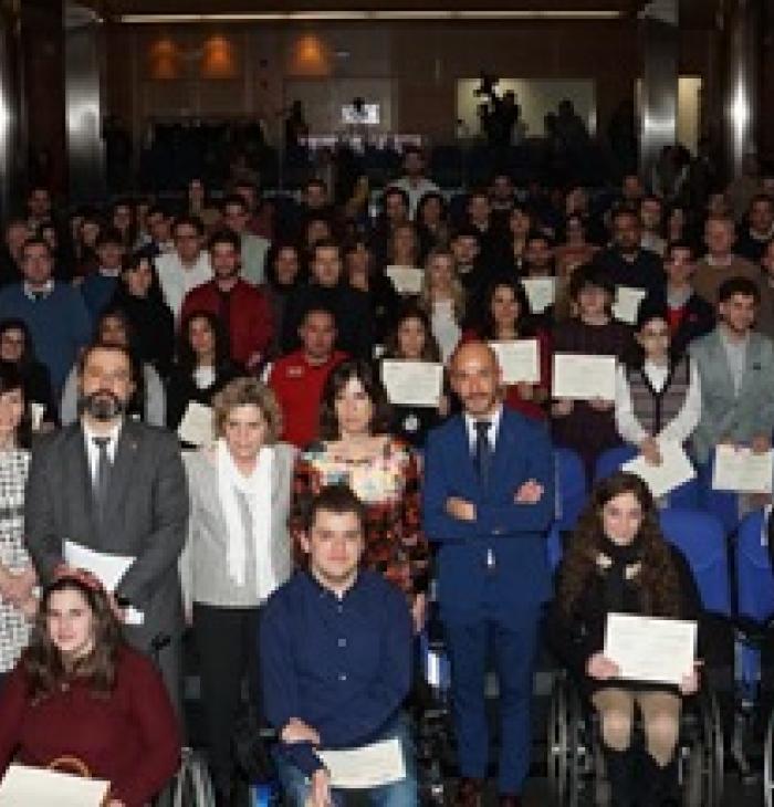 Foto de los jóvenes con discapacidad becados en el programa "Becas Oportunidad al Talento" de Fundación ONCE