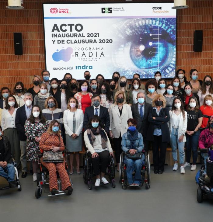 Fotografía de las alumnas con los responsables del programa