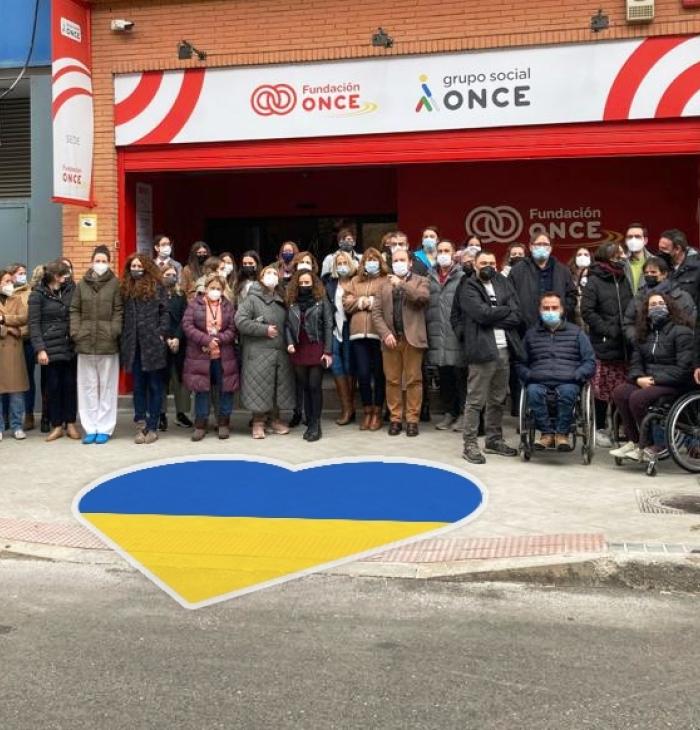 Trabajadores y trabajadoras de Fundación ONCE e Inserta se concentran en las puertas de las oficinas centrales mostrando su apoyo a los ciudadanos de Ucrania