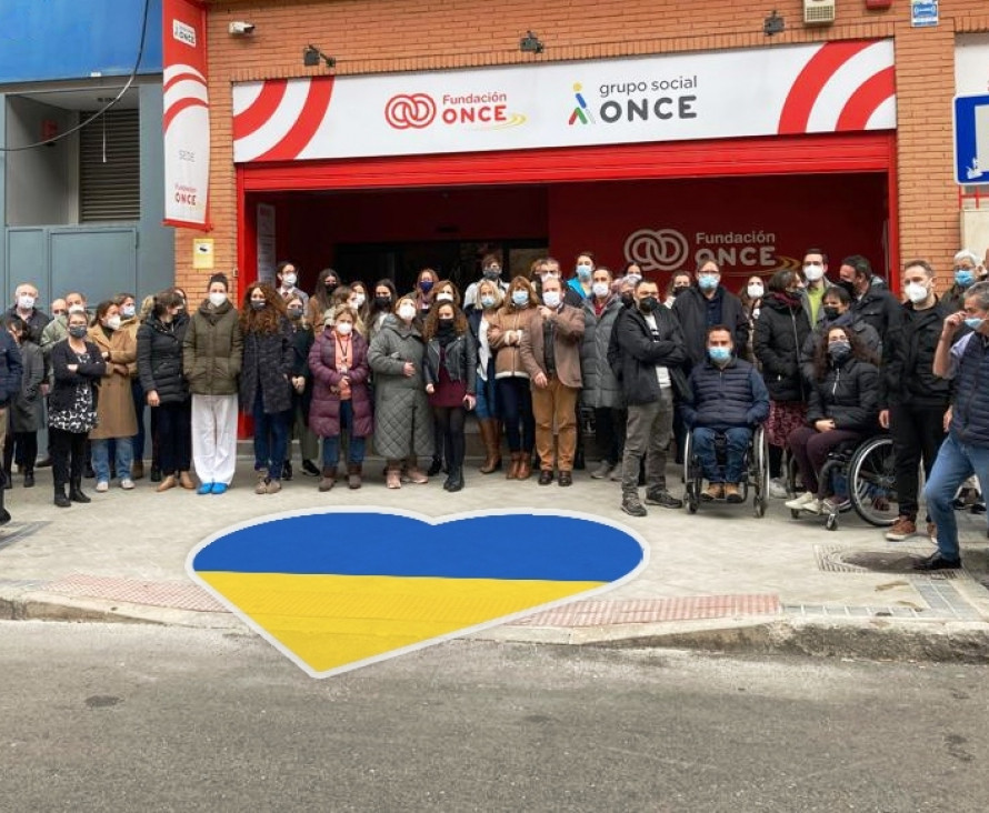 Trabajadores y trabajadoras de Fundación ONCE e Inserta se concentran en las puertas de las oficinas centrales mostrando su apoyo a los ciudadanos de Ucrania